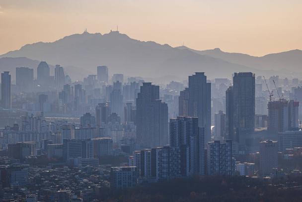 Stadtbild von Seoul, Südkorea von der Bergspitze bei Tag - Foto, Bild