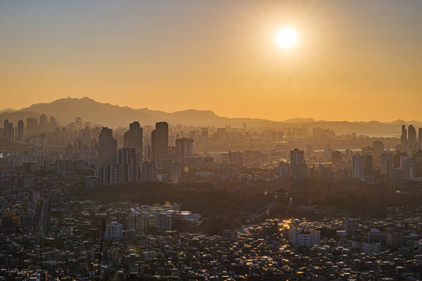 Cityscape de Seul, Coreia do Sul a partir do topo da montanha durante o dia - Foto, Imagem