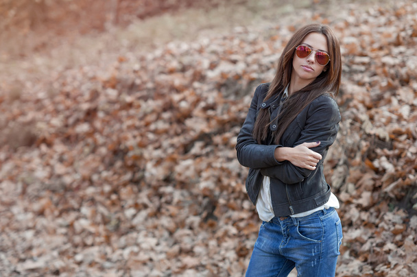 Внешняя мода тонированные цвета портрет молодой сексуальной женщины в джинсах
 - Фото, изображение