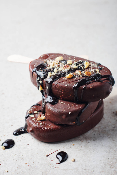 Barras de helado de chocolate con nueces. Postres. - Foto, imagen