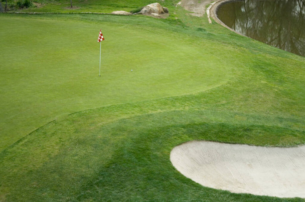 Scenic Grassy golfpálya Zöld és zászló. - Fotó, kép