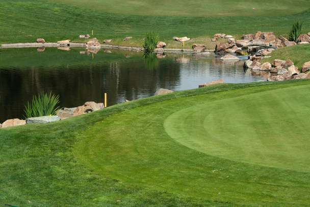 Scenic golfbaan Fairway en groen met vijver. - Foto, afbeelding