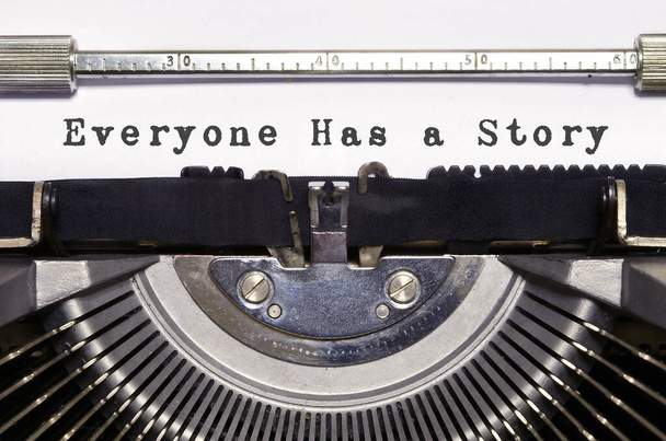 Worte wie "Jeder hat eine Geschichte", auf Papier getippt mit einer alten Schreibmaschine. Jeder hat eine Geschichte. - Foto, Bild