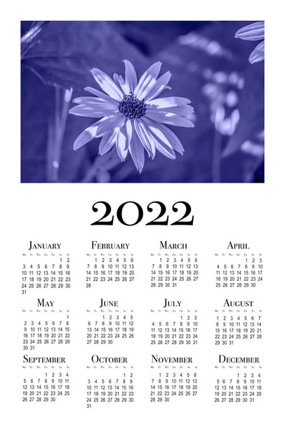 Kalenderkaart voor 2022. Bloemen in de trendy paarse kleur van 2022 - Foto, afbeelding