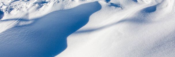 Aralık ayında kar yağışı ve doğal gölgelerin yakın çekimi, panorama - Fotoğraf, Görsel