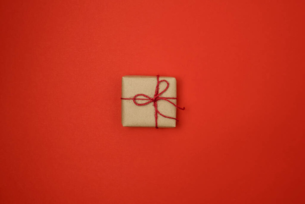 Caja de regalo de injerto sobre fondo rojo. Caja de regalo de papel. Vista superior - Foto, Imagen