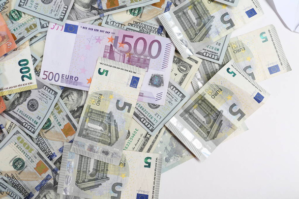 Multi-Euro-Dolar-Bargeld und -Münzen, verschiedene Banknotentypen der neuen Generation, Bitcoin, türkische Lira - Foto, Bild