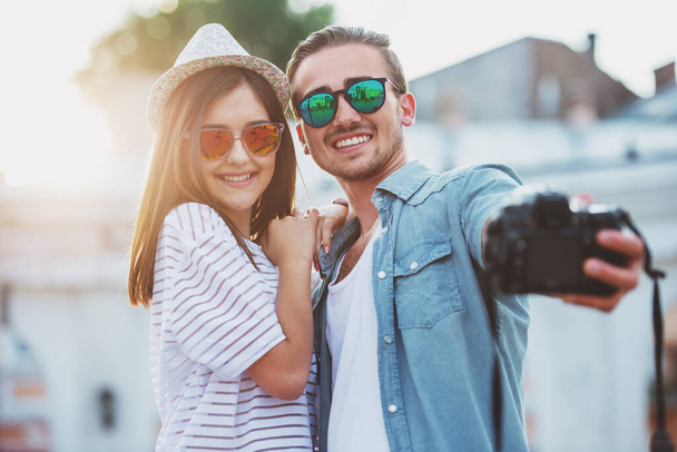 Mladý šťastný pár berou selfie fotografií s fotoaparátem. - Fotografie, Obrázek