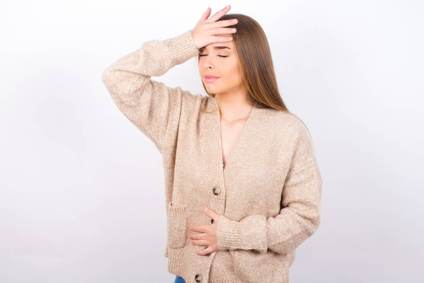 jovem mulher tocando testa e barriga, conceito de doença - Foto, Imagem