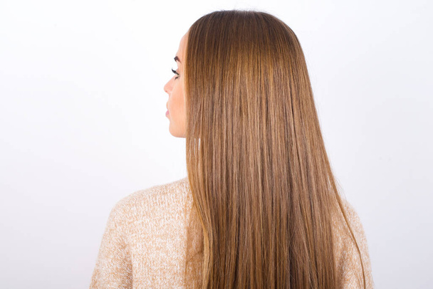 Vista trasera de la mujer joven con el pelo largo
 - Foto, Imagen