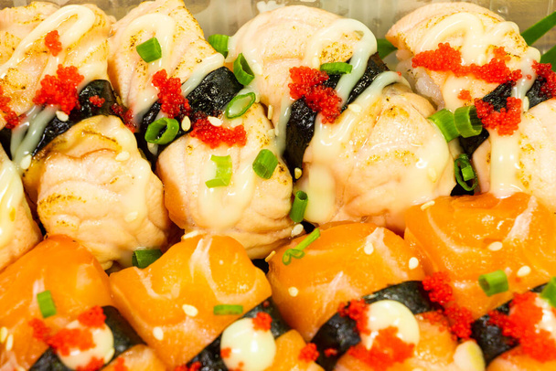 close up και επιλέξτε focus salmon sashimi ή ωμό σολομό φέτα σε ιαπωνικό στυλ - Φωτογραφία, εικόνα