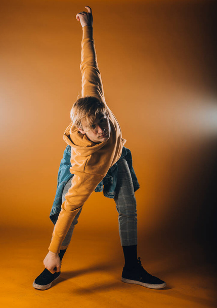 Художественный современный танцор, практикующий танцевальные движения в студии - Фото, изображение