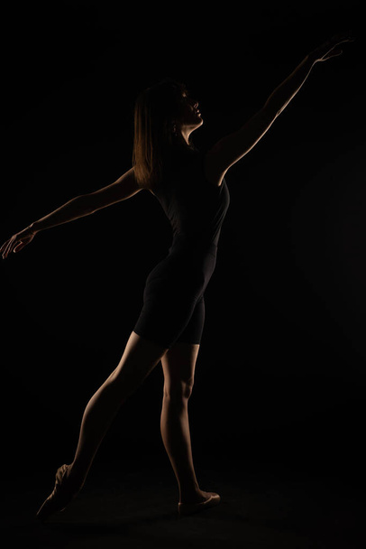 完璧な姿勢を保持するベレリーナのシルエットポーズ - 写真・画像