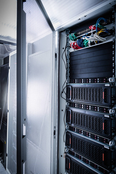 Tiro de datacenter com racks de servidor - Foto, Imagem