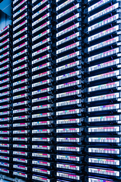 hoge stapels data back-up tapes in internet cloud center - Foto, afbeelding