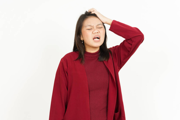 Mal di testa Gesto di bella donna asiatica che indossa camicia rossa isolata su sfondo bianco - Foto, immagini