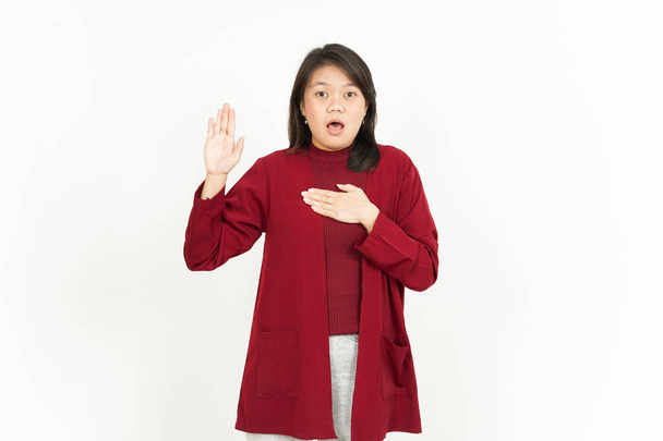 Jure geste de belle asiatique femme portant chemise rouge isolé sur fond blanc - Photo, image