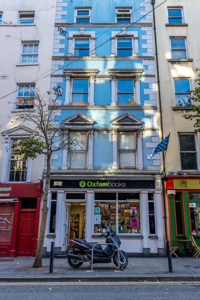 DUBLIN, IRELAND - Nov 03, 2021: A vertical shot of a building with a blue facade and a cafe in Dublin, Ireland - Photo, image