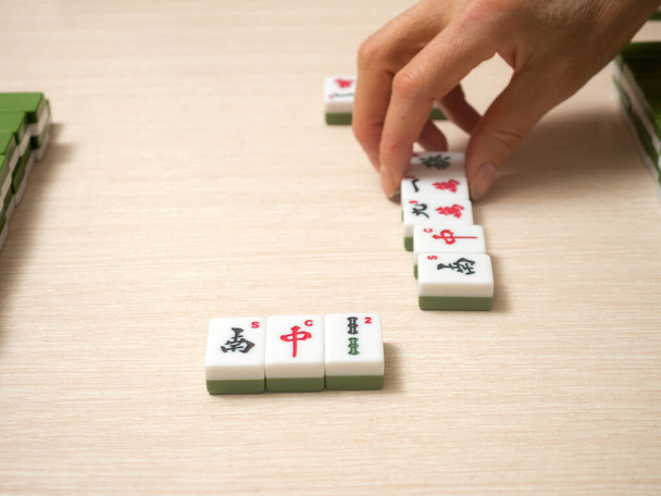 mahjong kostky na stole zavřít - Fotografie, Obrázek