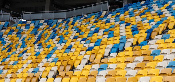 posti vuoti colorati su tribune di stadio
. - Foto, immagini