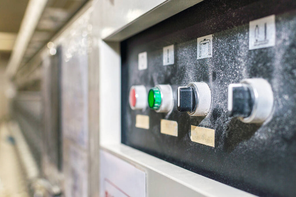 Tozlu dur düğmesi fabrikadaki makine kontrol panelinin yeşil başlatma düğmeleri. Seçmeli odak noktasını kapat. - Fotoğraf, Görsel