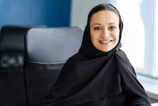 Beautiful woman with abaya dress working on her computer. Middle aged female employee at work in a business office in Dubai. Concept about middle eastern cultures and lifestyle - Foto, Bild