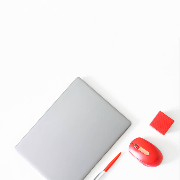 Gray laptop, red computer mouse, pen and red gift box on a white background. The concept of choosing a gift for a loved one. Concept for online gift ordering. Free space for an inscription. Daylight - Foto, immagini
