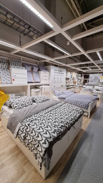 Rusia, San Petersburgo 18,12,2021 Camas en venta en la tienda de muebles Ikea - Foto, imagen