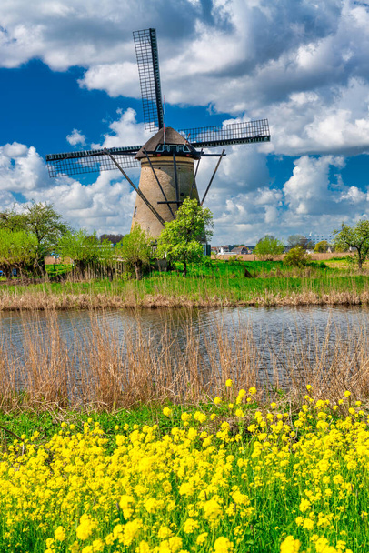 Windmühle Kinderdijk an einem sonnigen Frühlingstag, Niederlande - Foto, Bild