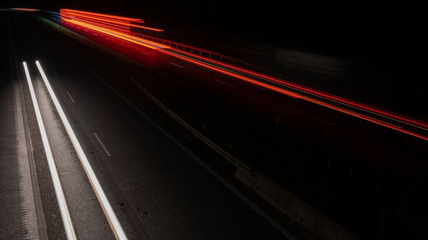 огни движущихся машин ночью. длительное воздействие - Фото, изображение