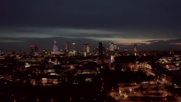 Légi felvétel a Kultúra és Tudomány Palotája óratornyáról Varsóban, Lengyelországban - Felvétel, videó