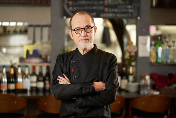 Asiatischer Mann arbeitet in einem Restaurant - Foto, Bild