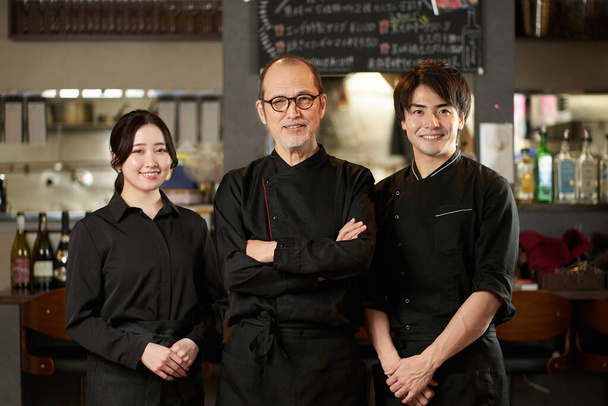 Азиатские мужчины и женщины работают в ресторанах - Фото, изображение