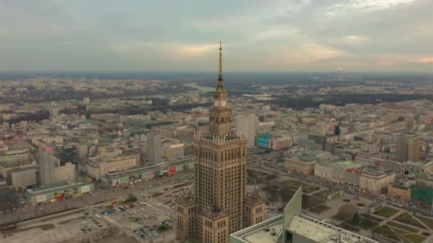 Polonya, Varşova 'daki Kültür ve Bilim Sarayı' nın saat kulesinin hava görüntüsü. - Video, Çekim