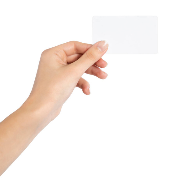 mano que sostiene la tarjeta en blanco aislada con la trayectoria del recorte
 - Foto, imagen