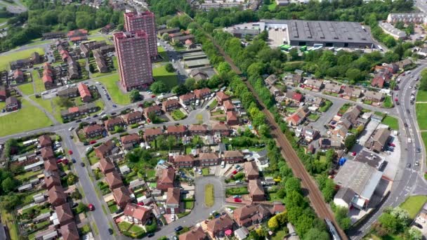 Nagranie z drona lotniczego miasta Bramley, które jest dzielnicą w zachodniej Leeds, West Yorkshire, Anglia, pokazujące osiedla mieszkaniowe, bloki mieszkalne i apartamenty oraz przejeżdżający pociąg. - Materiał filmowy, wideo