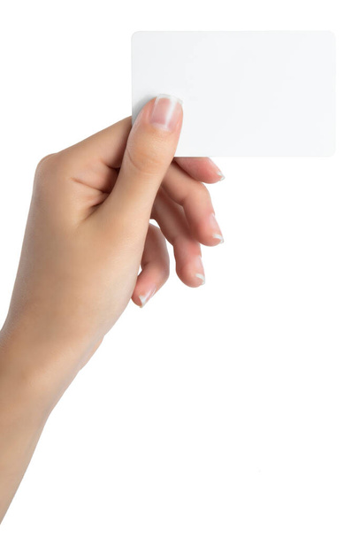 mano que sostiene la tarjeta en blanco aislada con la trayectoria del recorte
 - Foto, imagen
