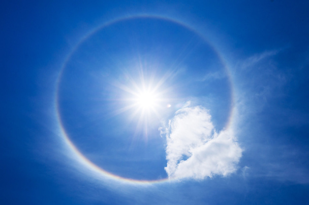 Солнечный ореол с облаком в небе
 - Фото, изображение