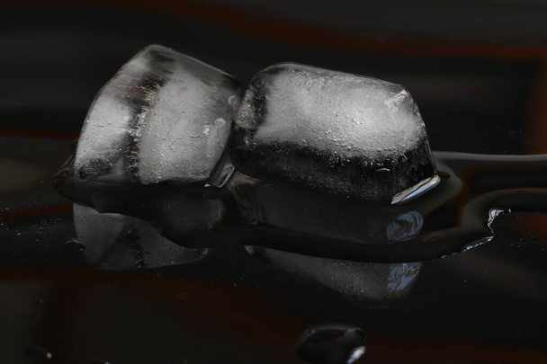 黒の背景に長方形の氷の破片。黒の背景に氷のキューブが溶け.  - 写真・画像