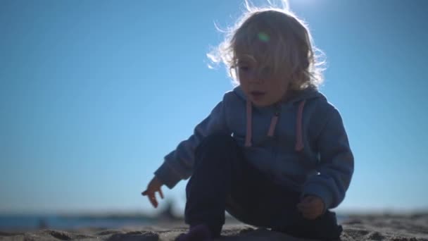 Девушка стоит на пляже - Кадры, видео
