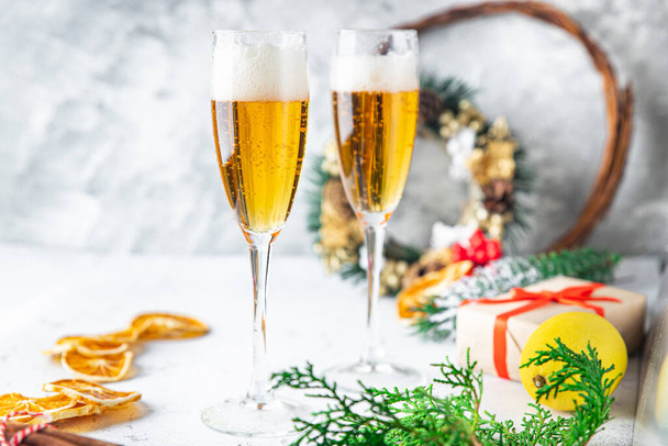 αφρώδες κρασί ποτήρι σαμπάνια διακοπές Χριστούγεννα κοκτέιλ πάρτι κρασί μπαχαρικά το νέο έτος ποτό γλυκό επιδόρπιο αντίγραφο χώρο τροφίμων φόντο ρουστίκ  - Φωτογραφία, εικόνα