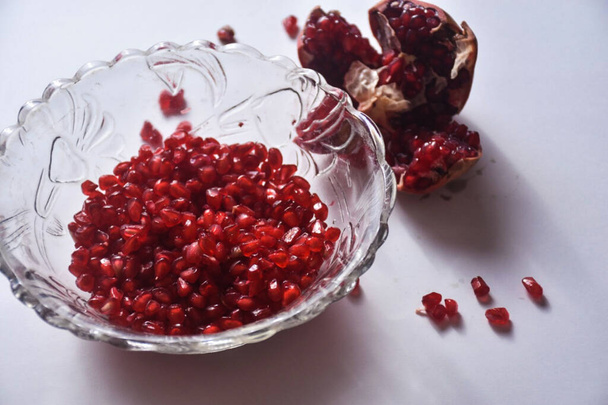 Fresh Pomegranate. Seeds in Glass Bowl. Tasty and Fresh Pomegranate - Foto, afbeelding