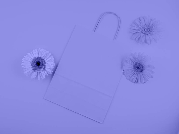 紫色のフラット紙ショッピングバッグ付きgerberaデイジー花 - 写真・画像