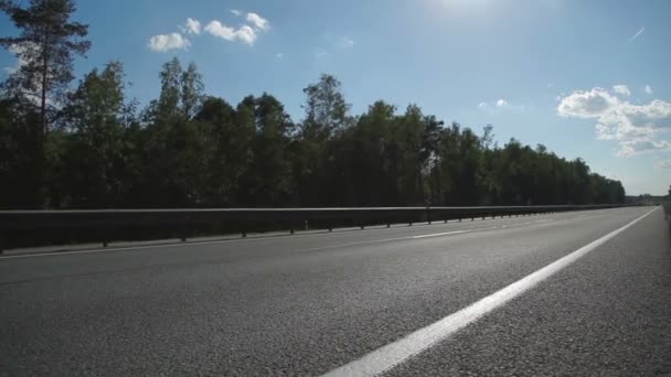 Radler fährt an der Kamera vorbei auf die Autobahn - Filmmaterial, Video