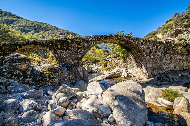 Garganta de los kafirernos Boğazı 'ndaki yeni köprü, Cehennem Boğazı, Jerte Vadisi, Caceres, İspanya - Fotoğraf, Görsel
