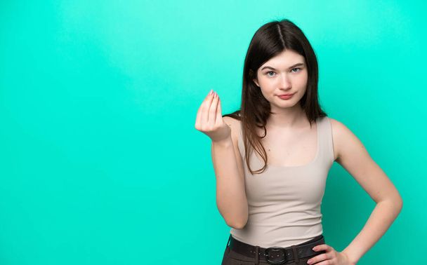 Giovane donna russa isolata su sfondo verde facendo gesto italiano - Foto, immagini