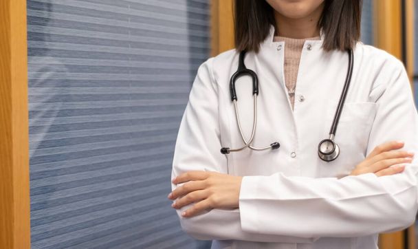 médico feminino com estetoscópio e casaco branco  - Foto, Imagem