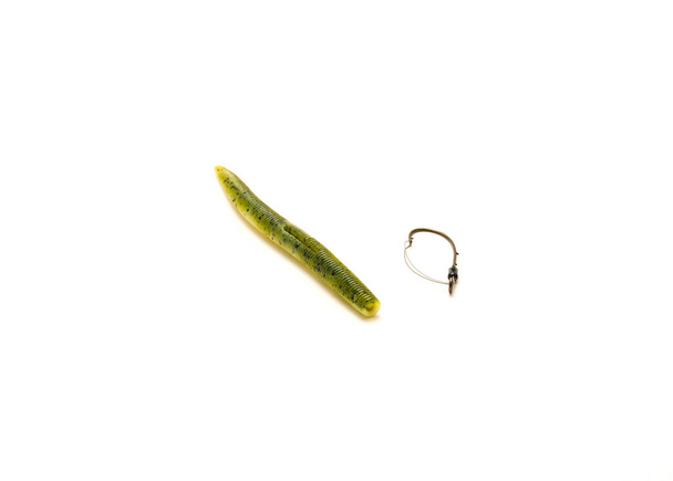 白の背景に隔離された雑草のない餌ホルダーフックを持つ1つの緑のカボチャのプラスチックワーム。軟質プラスチックルアーダインガー｜senko wrom for bass fishing tochling gear - 写真・画像