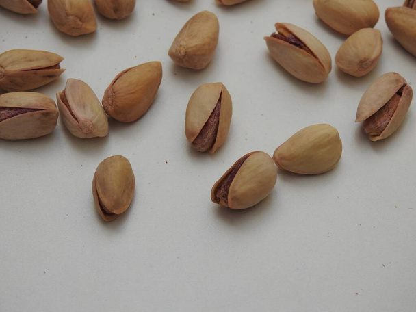 Kuivan pähkinän tai siementen Pista, jonka kuori on eristetty valkoisella pohjalla - Valokuva, kuva