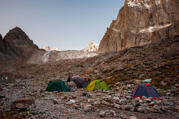 Ak-Sai Racek Hut and Glacier basecamp. Tents of mountain climbers. Ala Archa Alpine National Park Landscape near Bishkek, Tian Shan Mountain Range, Kyrgyzstan, Central Asia. - Foto, imagen